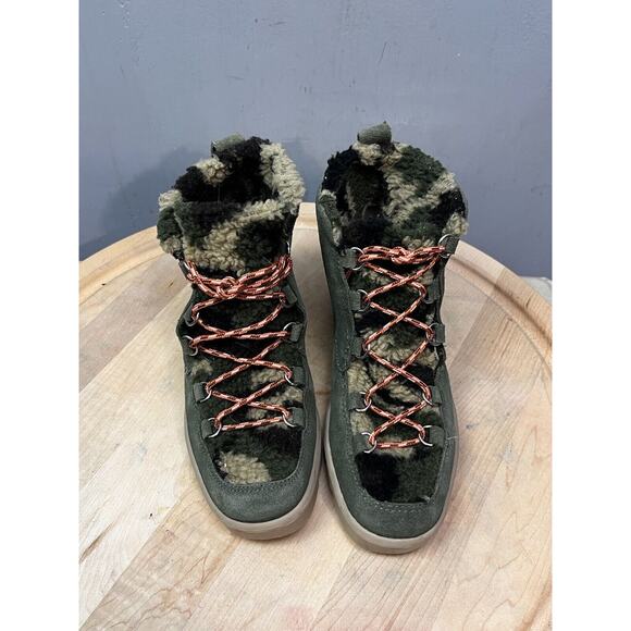 Bernardo Dana Green Suede Boot Womens 6.5 Sherpa lined Lace up Outdoors - Picture 3 of 9